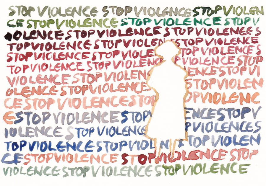 Postkarte Eine Frau, die als helle Silhouette dargestellt ist, vor einem Hintergrund, der mit wiederholten, farbigen - STOP VIOLENCE - Schriftzügen bedeckt ist, um die Botschaft hervorzuheben - Artwork
