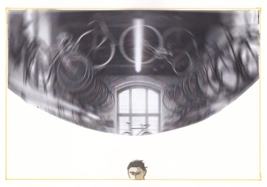 Das Bild zeigt eine ungewöhnliche Komposition, in der eine Szene mit Fahrrädern und einem Fenster von einem Porträt eines Mannes überlagert wird, was eine surreale Atmosphäre schafft. Graphic Novel Artwork